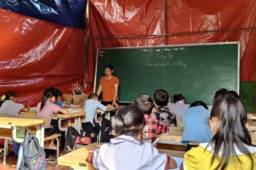 Học sinh vùng sạt lở Nguyên Bình gian nan ngày đầu đi học