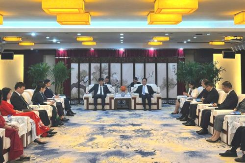 Đoàn đại biểu tỉnh hội kiến Thị trưởng thành phố Bách Sắc, Quảng Tây (Trung Quốc)