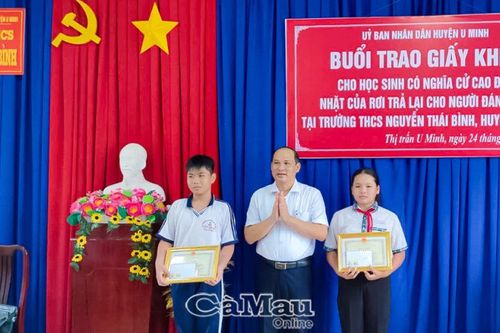 Tuyên dương học sinh trả lại của rơi