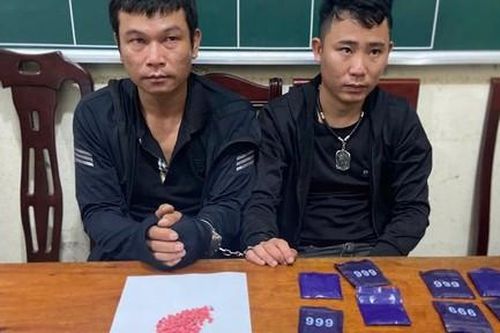 Trang bị hung khí lên biên giới mua hàng ngàn viên ma túy về tiêu thụ