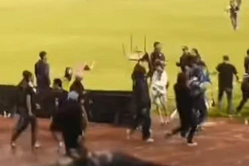Bóng đá Indonesia lại có bạo loạn: Khán giả tràn vào sân đuổi đánh nhân viên