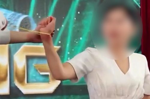 Xôn xao video 'sếp búng dây chun' vào tay nhân viên vì thiếu nỗ lực