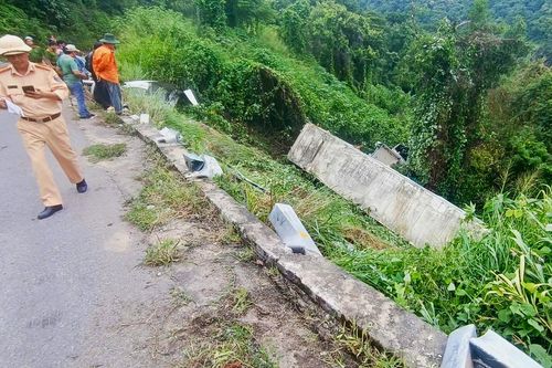 Xe container chở sầu riêng lao xuống vực, tài xế thiệt mạng