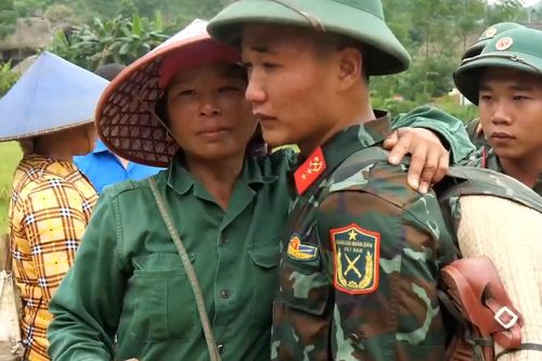 Người dân Làng Nủ khóc nấc, nghẹn ngào ôm chặt các chiến sĩ ngày chia tay