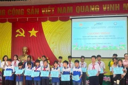 Trao hỗ trợ 265 trẻ và gia đình nuôi dưỡng có hoàn cảnh khó khăn