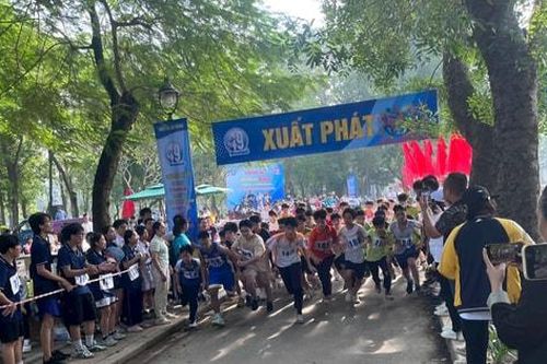 Hơn 400 VĐV tham gia chung kết Giải chạy Báo Hànôịmới 2024 quận Hai Bà Trưng