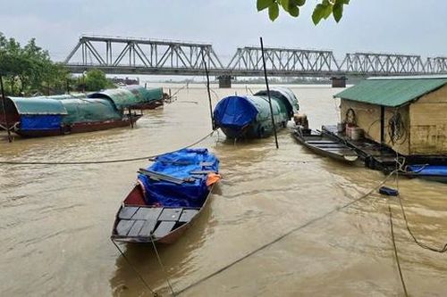 Xóm vạn chài trên sông Lam: Bấp bênh mùa lũ