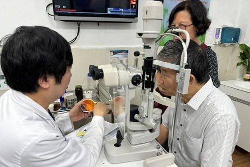 Chuyên gia mắt HITEC tư vấn: người bệnh đục thủy tinh thể nên biết