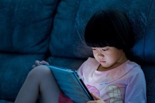 Bảo vệ đôi mắt trẻ: Hiểu và giảm thiểu tác động của ánh sáng xanh