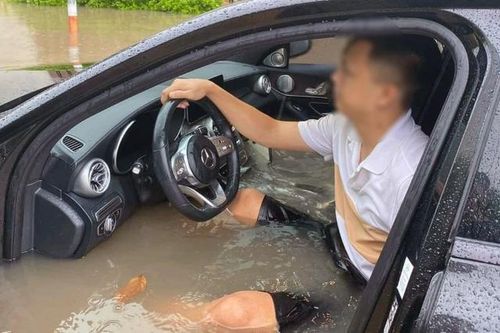 Cần phải làm gì khi xe ô tô bị ngập nước chết máy?