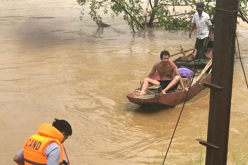 Người đàn ông bị lũ cuốn trôi 2km trên sông may mắn được cứu sống