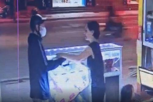 Giả làm khách hàng hỏi mua điện thoại rồi cướp giật