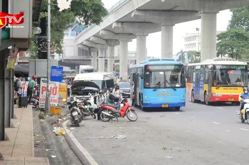 Mất mỹ quan đô thị tại điểm chờ xe buýt