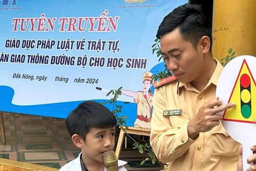 Tuyên truyền kỹ năng tham gia giao thông an toàn cho giáo viên, học sinh