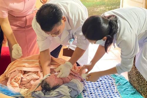 Cấp cứu thành công sản phụ đẻ rơi tại nhà
