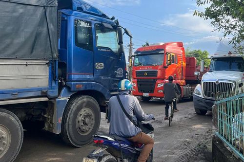 Ùn ứ giao thông tại 'điểm đen' Quốc lộ 14E