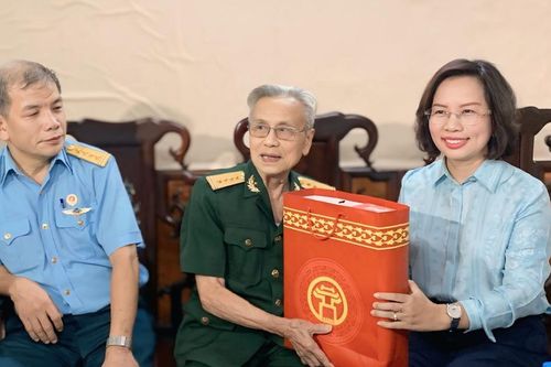 Bí thư Quận ủy Thanh Xuân thăm, tặng quà các chiến sĩ giải phóng Thủ đô