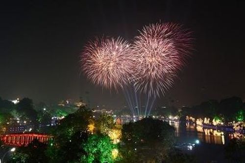 Hà Nội dừng bắn pháo hoa dịp 10/10: trách nhiệm, sẻ chia, nghĩa tình