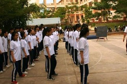 Giáo viên kiêm nhiệm môn Thể dục được cấp trang phục