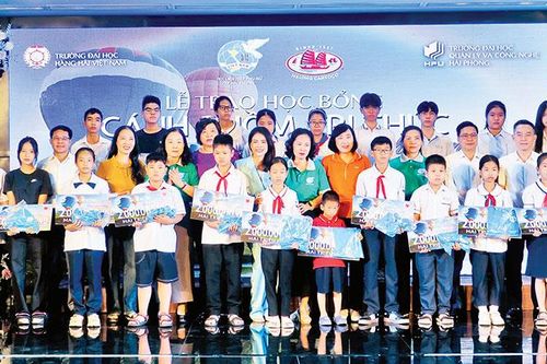 Hải Phòng trao 40 suất học bổng 'Cánh buồm tri thức, chắp cánh tài năng'