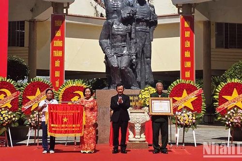 Trao tặng danh hiệu Anh hùng Lực lượng vũ trang nhân dân cho Tập thể chiến sĩ cách mạng bị địch bắt tù đày tại Ngục Kon Tum