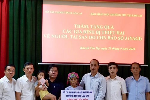 Lào Cai: Tặng quà cứu trợ, sổ tiết kiệm cho đồng bào huyện Văn Bàn