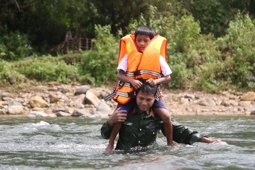 Kỳ 2: Cõng chữ vượt sông, ngược ngàn