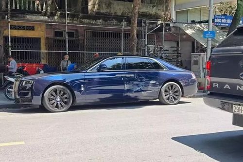 Rolls-Royce Ghost hơn 33 tỷ đồng bị Hyundai Kona 'húc' bẹp sườn