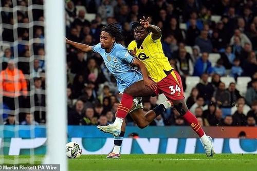 Chelsea 'vùi dập' Barrow, Man City nhọc nhằn đi tiếp ở Carabao Cup