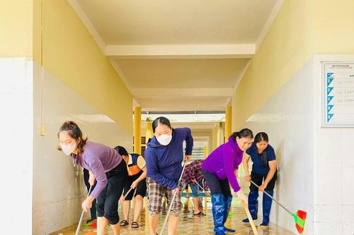 Giáo viên miền núi Hà Tĩnh tất bật vệ sinh trường lớp sau ngập lụt