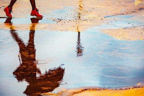 Bất ngờ 6 lợi ích sức khỏe khi đi bộ dưới mưa