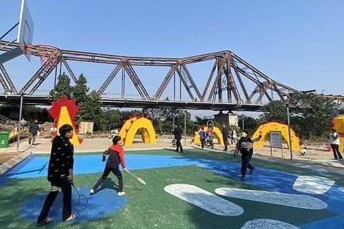Tour nghệ thuật tại bờ vở sông Hồng: Biến rác thành tác phẩm nghệ thuật