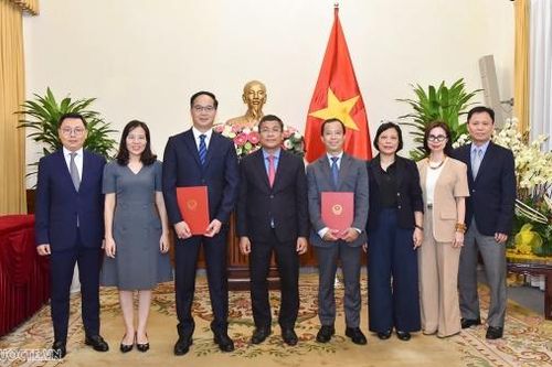 Thứ trưởng Thường trực Ngoại giao Nguyễn Minh Vũ trao quyết định bổ nhiệm lãnh đạo các đơn vị Ủy ban Biên giới quốc gia