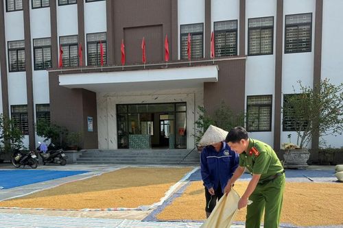 Công an xã Bản Qua cùng người dân gỡ khó trong mùa thu hoạch lúa
