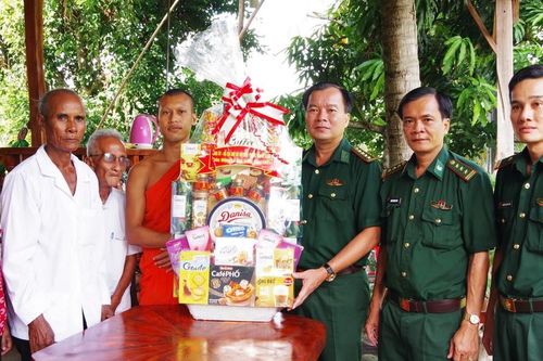 Bộ đội Biên phòng tỉnh An Giang chúc mừng Lễ Sen Dolta