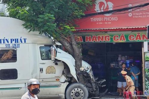 Hoảng hồn khi đang ăn sáng trong cửa hàng, xe container húc văng dải phân cách lao thẳng tới