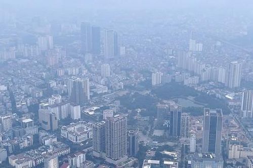 Đầu giờ chiều, bầu trời Hà Nội vẫn chìm trong sương mù