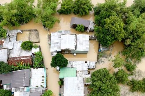 Cư dân xóm chài ven sông chật vật trong ngập lụt dài ngày