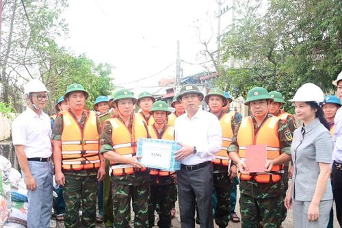 Công an TP. Hải Phòng tích cực hỗ trợ khắc phục hậu quả bão, lũ