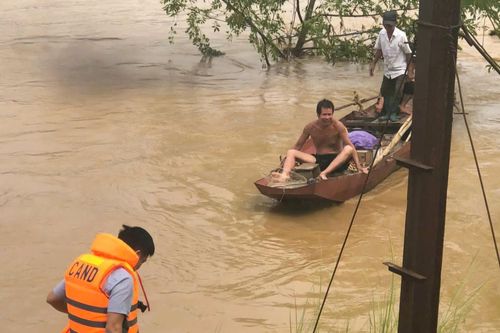 Kịp thời cứu sống một người dân bị nước lũ cuốn trôi