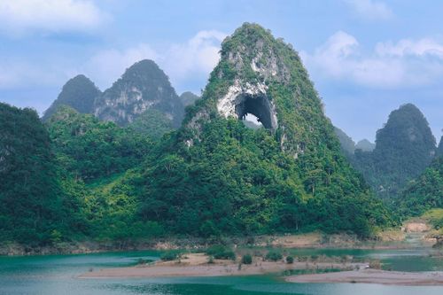 Ngọn núi có 'con mắt khổng lồ' ở Cao Bằng, du khách tò mò đến check-in