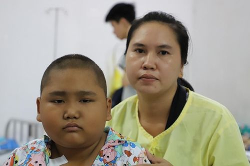 Mẹ nghèo thẫn thờ trước nguy cơ bỏ lỡ cơ hội điều trị cho con trai ung thư máu