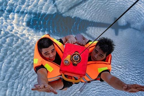 Trực thăng Không quân vượt 'bão' bay tìm kiếm cứu nạn, chở hàng vào tâm lũ