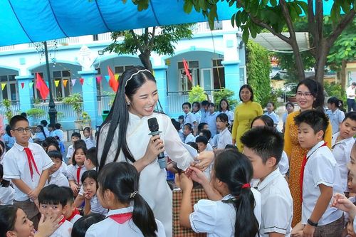 Hoa hậu Ngọc Hân làm giám khảo cuộc thi vẽ tranh của trẻ em