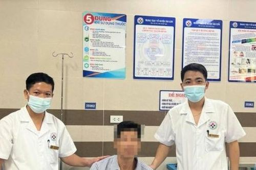 Cứu sống người đàn ông 50 tuổi bị thủng dạ dày