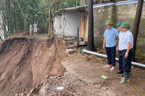 Bãi sông ở xã Kim Lan (Gia Lâm) vẫn tiếp tục sạt lở ảnh hưởng đến nhà dân