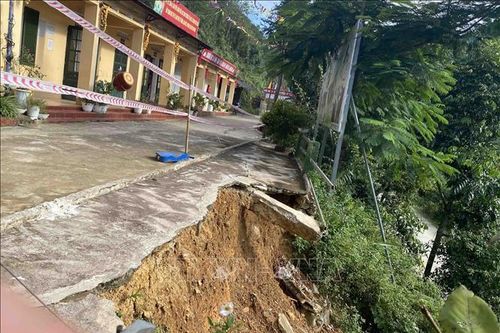 Gần 100 học sinh phải học nhờ nhà kho, nhà bếp vì trường bị sạt lở