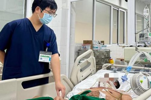 Gạch rơi vào chân, người đàn ông phải nhập viện gấp vì sai lầm ai cũng dễ mắc phải