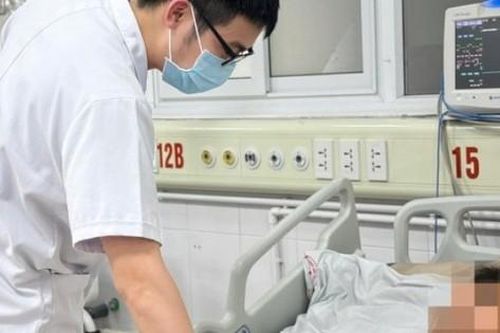 Gạch rơi vào chân khi xây tường chống lũ, người đàn ông mắc uốn ván nguy kịch