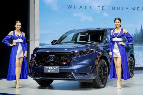 Vẻ đẹp làm lay động lòng người của mỹ nhân bên xe Honda CR-V